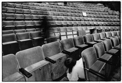 351121 Interieur van de Stadsschouwburg (Lucasbolwerk 24) te Utrecht: stoelen in de Grote Zaal.